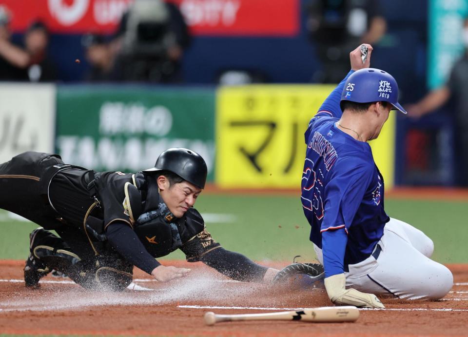 ２回中日２死一・二塁、中日・石川昂弥は中日・加藤匠馬の左前適時打で生還する（捕手　阪神・坂本誠志郎）＝京セラドーム大阪（撮影・山口登）