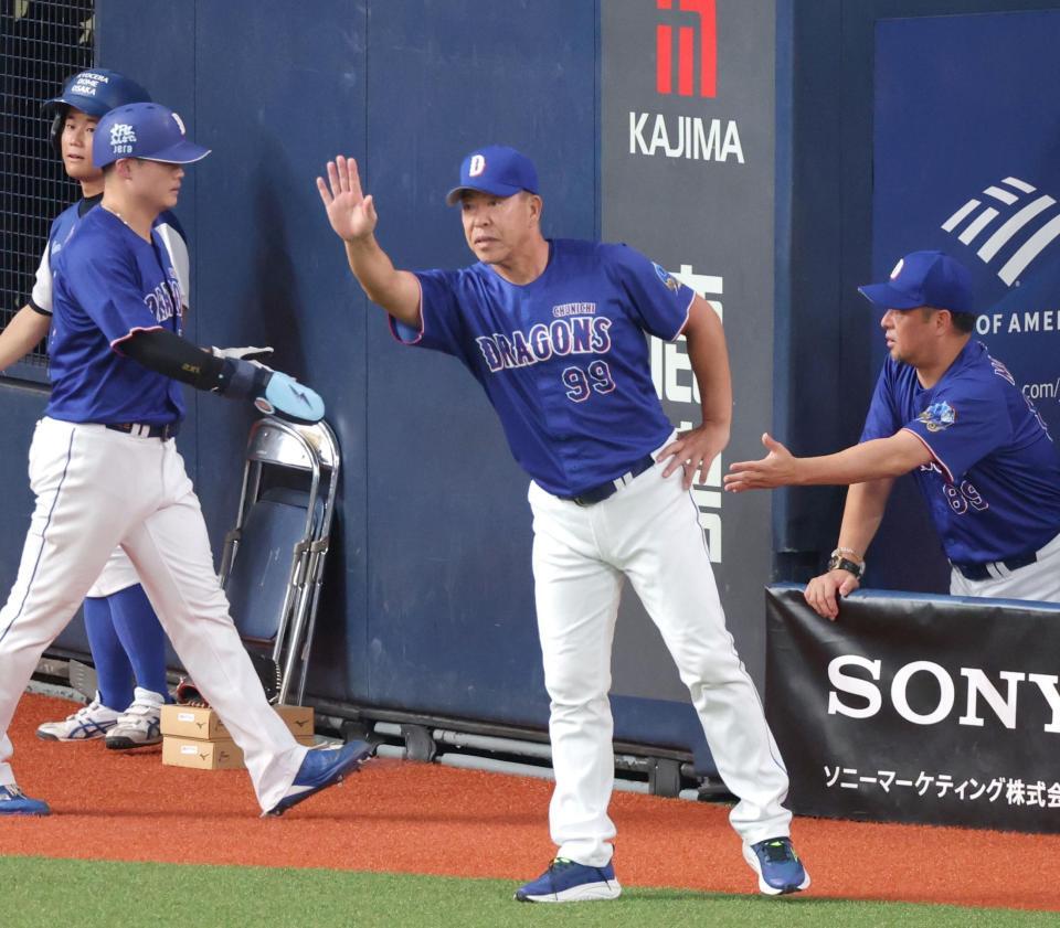 ７回、代走を送る井上監督（撮影・立川洋一郎）
