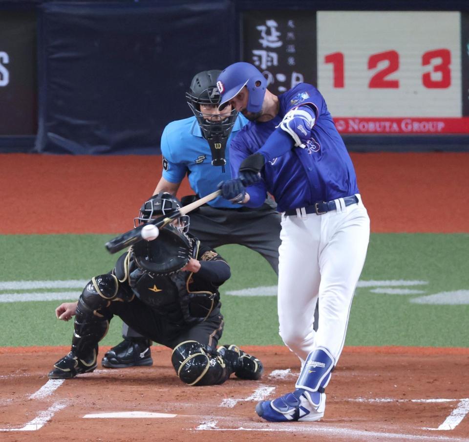 ２回、左中間へ２点適時三塁打を放つマラー（撮影・立川洋一郎）