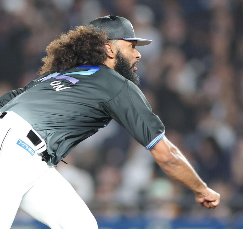 オリックス打線を相手に力投するジャクソン（撮影・西岡正）