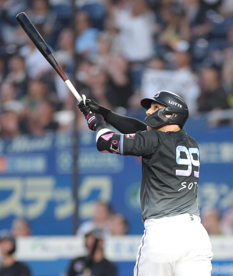 １回、２ランを放つソト（撮影・西岡正）
