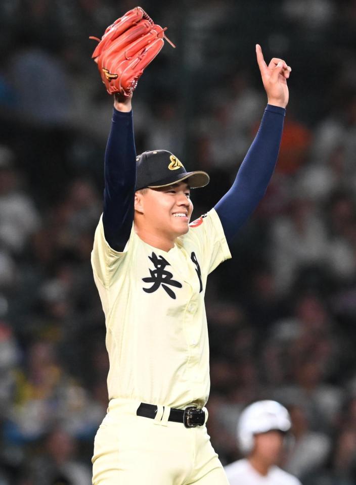 最後を締め、笑顔を見せる英明・冨岡琥希（撮影・高部洋祐）