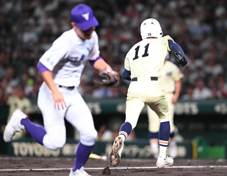 ３回、関東第一の守備が乱れる間に生還する英明・吉川輝（右）＝撮影・高部洋祐