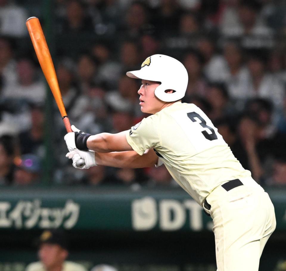 ７回、満塁走者一掃の勝ち越し打を放つ英明・松原蒼真（撮影・高部洋祐）