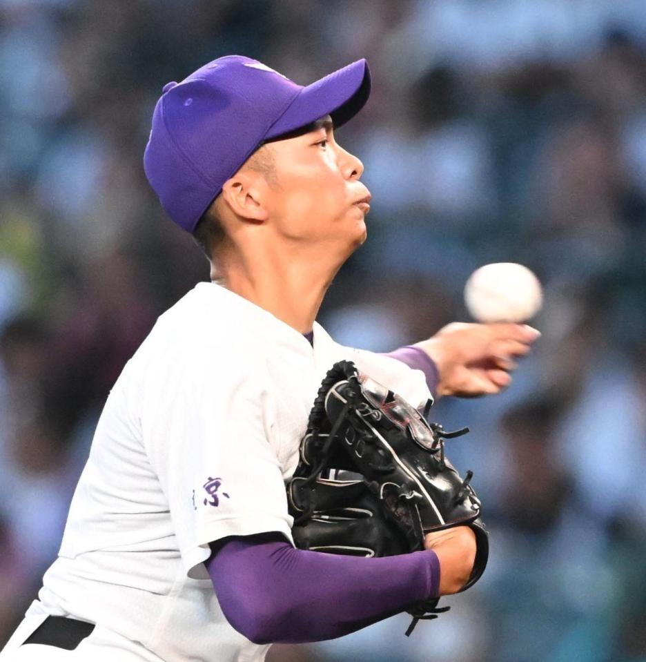 力投する関東第一・石井翔（撮影・高部洋祐）