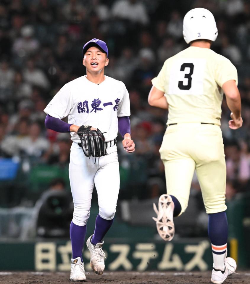 英明・松原蒼真（右）の勝ち越し打で３点を失った７回を投げ終え、ベンチに戻る関東第一・石井翔＝甲子園（撮影・高部洋祐）
