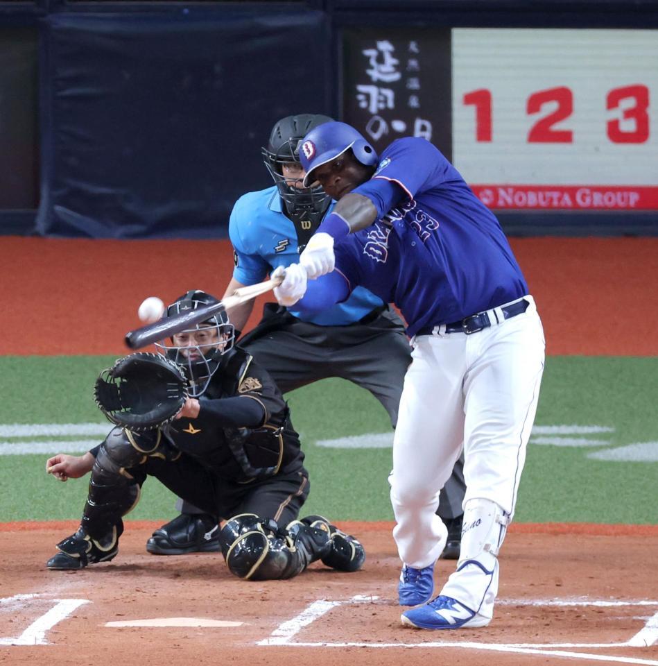 ７回、適時二塁打を放つサノー（撮影・立川洋一郎）