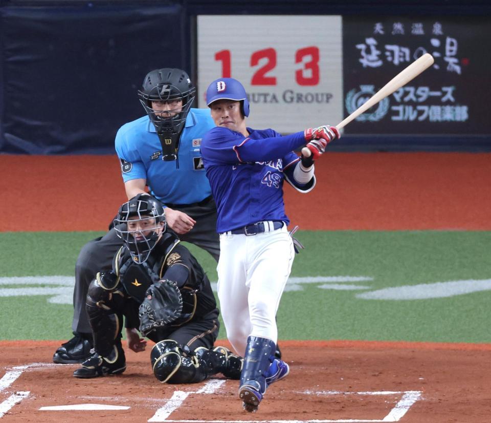 ２回、左前へ先制適時打を放つ加藤（撮影・立川洋一郎）