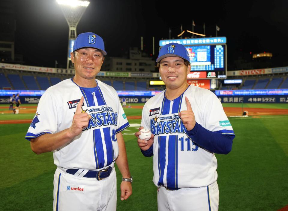 移籍後初勝利をあげ相川監督とポーズをとる馬場（右）＝撮影・石井剣太郎