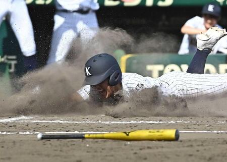 　９回、東日本国際大昌平・小内が勝ち越しのホームイン（撮影・開出牧）