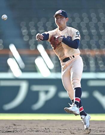 　試合前、シートノックで軽快な動きを見せる遊学館・谷本