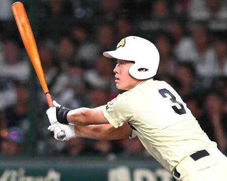 　７回、走者一掃の勝ち越し二塁打を放つ英明・松原