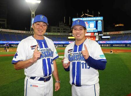 　移籍後初勝利を挙げ相川監督（左）とポーズをとる馬場（撮影・石井剣太郎）