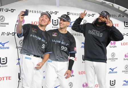 　お立ち台で自撮りする（左から）安田、ソト、ジャクソン（撮影・西岡正）