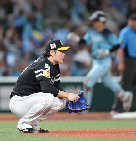８回、小島に逆転２ランを浴びた松本裕（撮影・棚橋慶太）