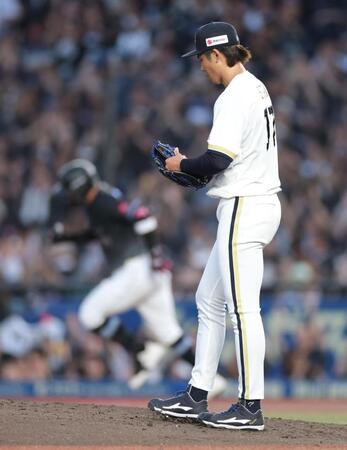 １回、ソト（左）に２ランを浴びた曽谷（撮影・西岡正）