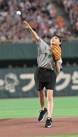 ファーストピッチを務める望月理恵＝８月７日