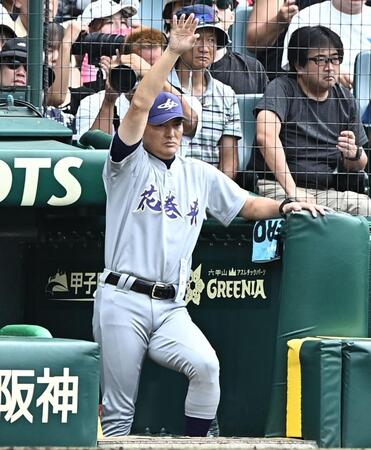 ベンチから指示を出す花巻東・佐々木監督（撮影・開出牧）