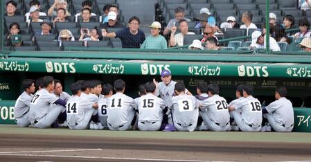 試合前、ナインに話をする花巻東・佐々木監督（中央）