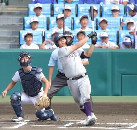 ６回、花巻東・古城大翔は左翼線に二塁打を放つ（撮影・坂部計介）