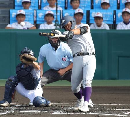 ２回、花巻東・古城大翔は中前打を放つ（撮影・坂部計介）