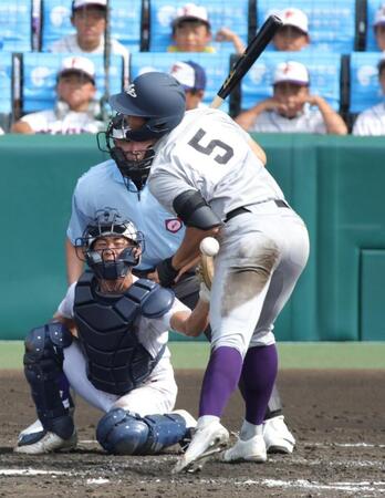 ４回、花巻東・古城大翔は死球を受ける（撮影・坂部計介）