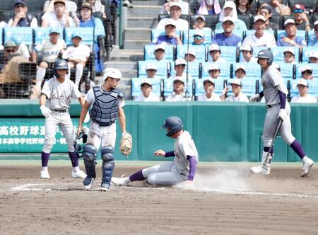 ８回、萬谷の右犠飛で生還する花巻東・赤間