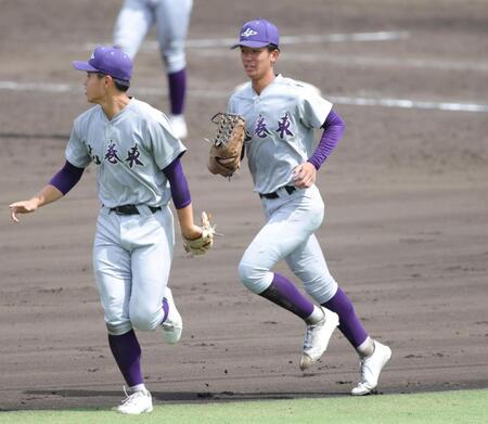 ８回裏、治療を終えた花巻東・萬谷堅心（右）はマウンドに戻らず、右翼の守備に向かう（撮影・坂部計介）