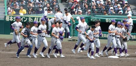 初戦を突破し、スタンドにあいさつに向かう花巻東ナイン（撮影・坂部計介）