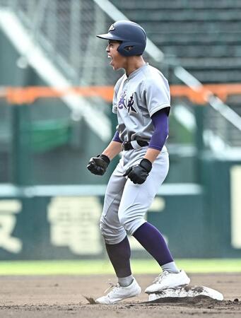 ６回、左越え適時二塁打を放ち雄たけびを上げる久保村冠太（撮影・開出牧）