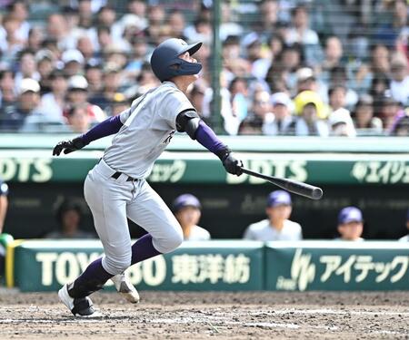 ８回、犠飛を放つ花巻東・萬谷堅心（撮影・開出牧）