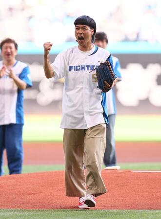 ファーストピッチセレモニーで投球し、ガッツポーズをするバッテリィズ・エース（撮影・中島達哉）