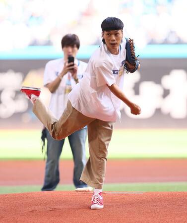ファーストピッチセレモニーで投球するバッテリィズ・エース（撮影・中島達哉）