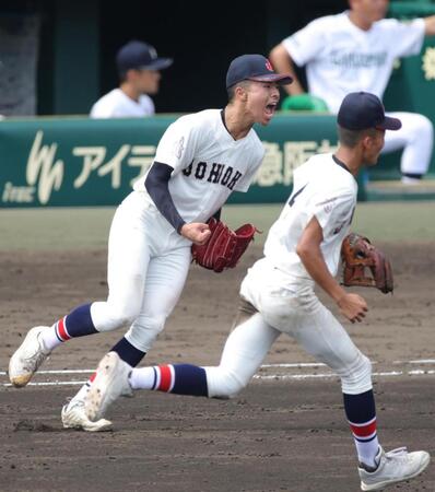 ５回、岡山学芸館・寺沢旭を一ゴロに仕留め、吠える鳥取城北・下浦一心（撮影・坂部計介）