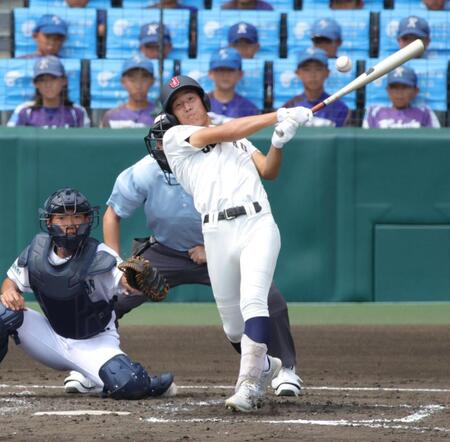 ３回、鳥取城北・山崎寛大は左前に適時打を放つ（撮影・坂部計介）