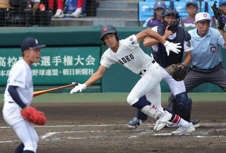 ３回、鳥取城北・秦慎之介は左前に逆転となる２点適時打を放つ（撮影・坂部計介）