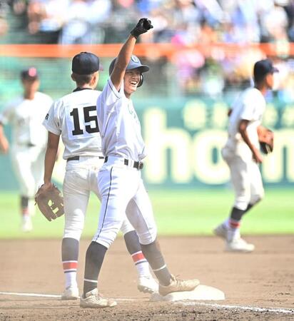 ６回、左越え適時三塁打を放ちガッツポーズを決める岡山学芸館・藤原颯大（撮影・開出牧）