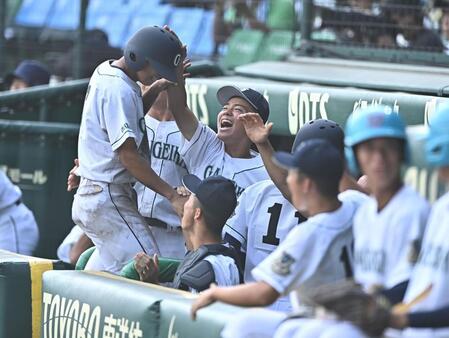 ６回、藤原颯大の左越え適時三塁打で生還しナインから手荒い祝福を受ける森下絢心（左）＝撮影・開出牧