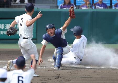 ７回、岡山学芸館・小林暖のスクイズで三走・竹本竜馬が生還、リプレー検証も判定は変わらず（撮影・坂部計介）
