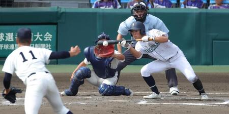 ７回、岡山学芸館・小林暖はスクイズを決める（撮影・坂部計介）