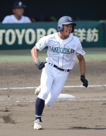 ６回、岡山学芸館・藤原颯大は左翼線に安打を放ち、一気に三塁へ（撮影・坂部計介）