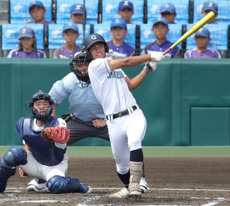 ３回、岡山学芸館・竹本竜馬は左前に適時打を放つ（撮影・坂部計介）