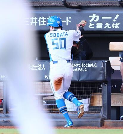 ７回、万波の先制打で生還した五十幡（５０）を迎える新庄監督（撮影・中島達哉）