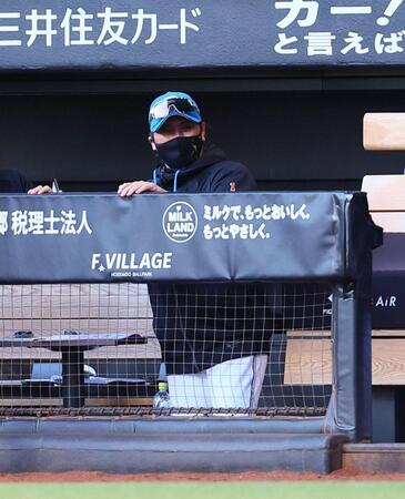 ７回、万波が先制打を放ち、笑顔を見せる新庄監督（撮影・中島達哉）
