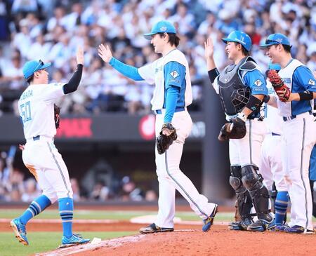 完封勝利をあげ、五十幡（左）らナインとタッチを交わす有原（中央）＝撮影・中島達哉