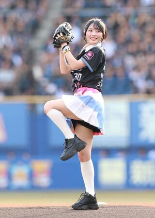 セレモニアルピッチで投げるＡＫＢ４８・佐藤綺星（撮影・伊藤笙子）