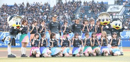 試合前、スペシャルパフォーマンスをしたＡＫＢ４８と記念撮影する山口（中央左）と小川（同右）＝撮影・伊藤笙子