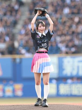 セレモニアルピッチで投げるＡＫＢ４８・佐藤綺星（撮影・伊藤笙子）