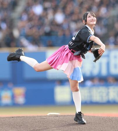 セレモニアルピッチで投げるＡＫＢ４８・佐藤綺星（撮影・伊藤笙子）
