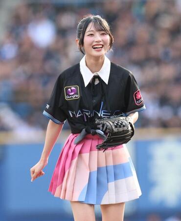 セレモニアルピッチで投げるＡＫＢ４８・佐藤綺星（撮影・伊藤笙子）